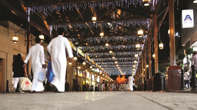 الوان الزينة تعطي رونقا خاصا للسوق﻿
