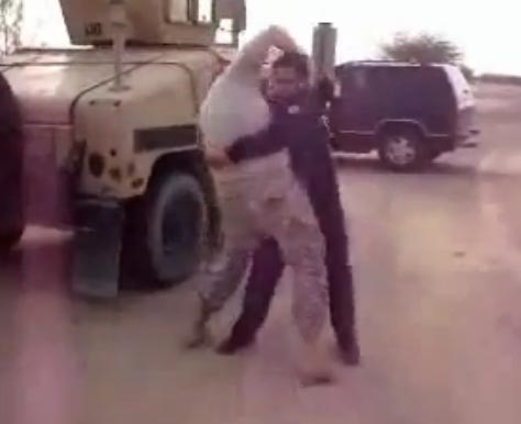 بالفيديو.. "طرح مطارح"..  رجل اطفاء كويتي يطرح جندي امريكي
