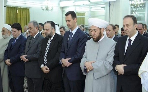 بالفيديو..تصاعد الدخان واللحظات الأولى بعد استهداف موكب الرئيس السوري.. ودمشق تنفي 
