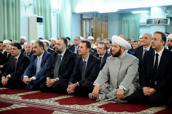 الرئيس السوري بشار الاسد خلال صلاة عيد الفطر في دمشق امساپ