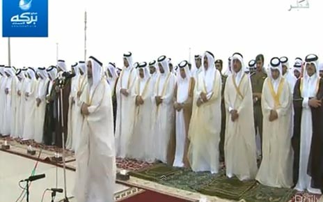 بالفيديو.. امير قطر تميم بن حمد يؤدي صلاة عيد الفطر بمشاركة الأمير الوالد
