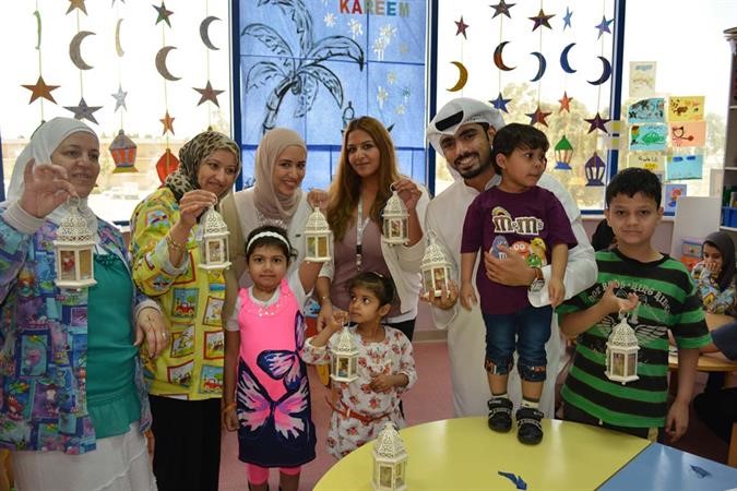 فريق العلاقات العامة لدى الوطني في صورة جماعية مع الاطفال﻿