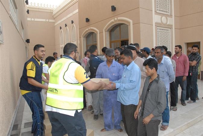 فريق العلاقات العامة لدى البنك خلال توزيع وجبات الافطار على الصائمين في احد المساجد ﻿