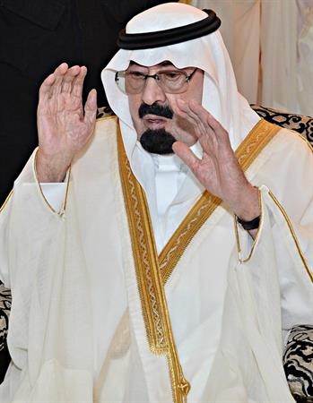 خادم الحرمين الشريفين الملك عبدالله بن عبدالعزيز خلال صلاة عيد الفطر المبارك امس واس