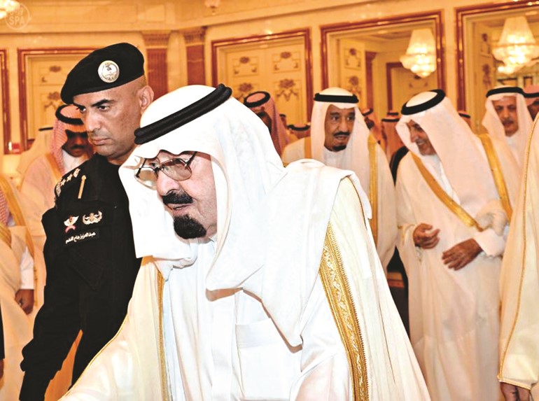 خادم الحرمين الشريفين الملك عبدالله بن عبدالعزيز وصاحب السمو الملكي الامير سلمان بن عبدالعزيز ولي العهد نائب رئيس الوزراء وزير الدفاع وصاحب السمو الملكي الامير خالد الفيصل امير مكة عقب اداء صلاة العيد في مكة امس واس