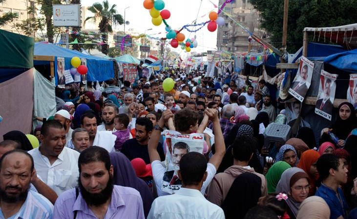  انصار الرئيس المعزول محمد مرسي يحتفلون بعيد الفطر في رابعة العدوية امس رويترز