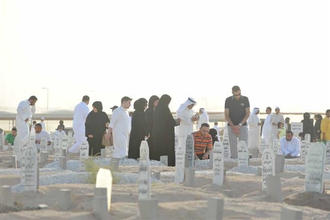 العديد من المواطنين والمقيمين يحرصون على زيارة المقابر اول ايام العيد