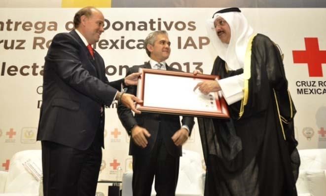  السفير سميح جوهر حيات يتسلم شهادة تقدير من رئيس الصليب الاحمر المكسيكي فرناندو سوينغا كارديناس،﻿
