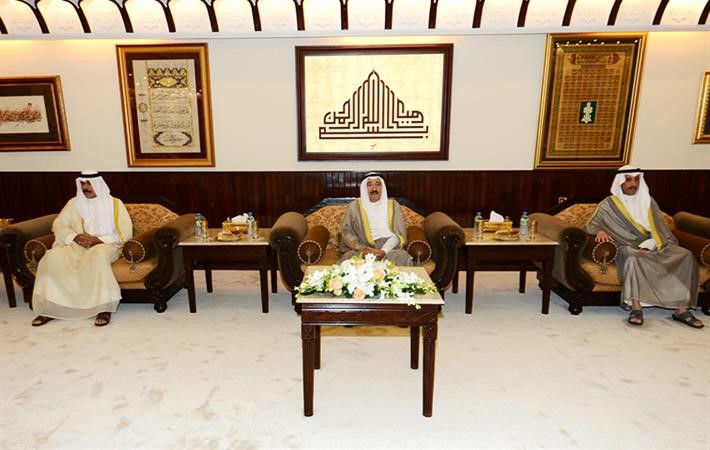 صاحب السمو الامير وسمو ولي العهد ورئيس مجلس الامة ومرزوق الغانم داخل المسجد الكبير﻿