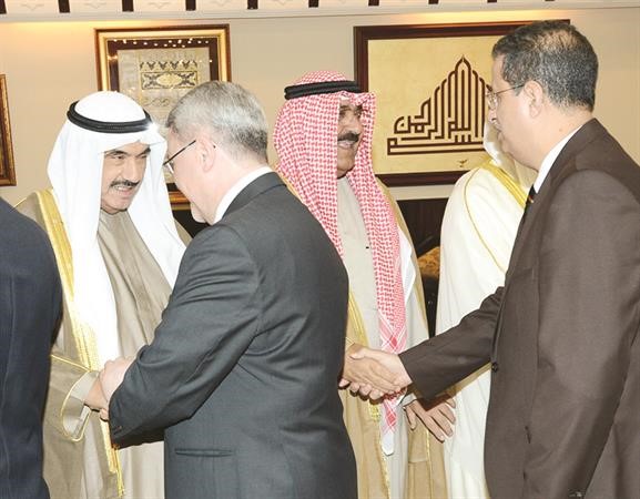 الشيخ مشعل الاحمد وسمو الشيخ ناصر المحمد في استقبال الديبلوماسيين﻿