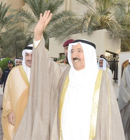 صاحب السمو الامير الشيخ صباح الاحمد يحيي الحضور لدى وصوله الى المسجد﻿