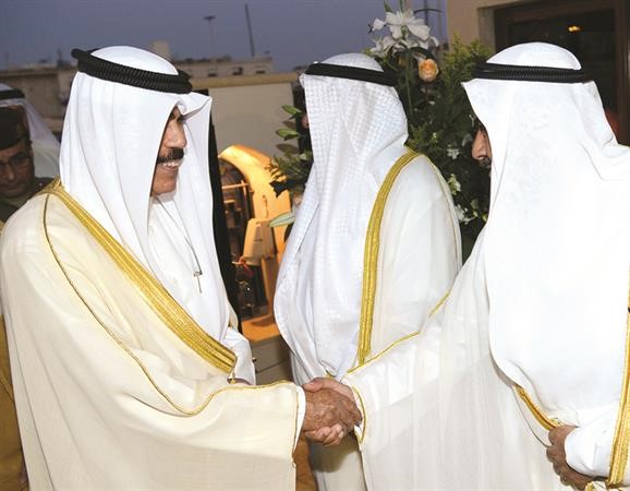 سمو ولي العهد مصافحا المهنئين﻿
