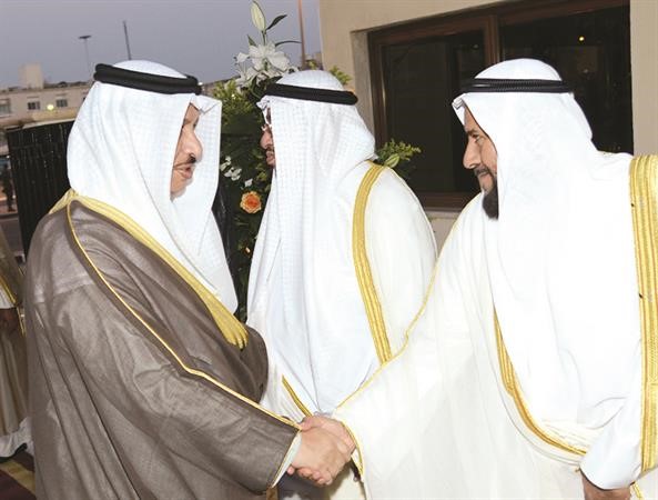 سمو رئيس الوزراء الشيخ جابر المبارك مصافحا المهنئين﻿