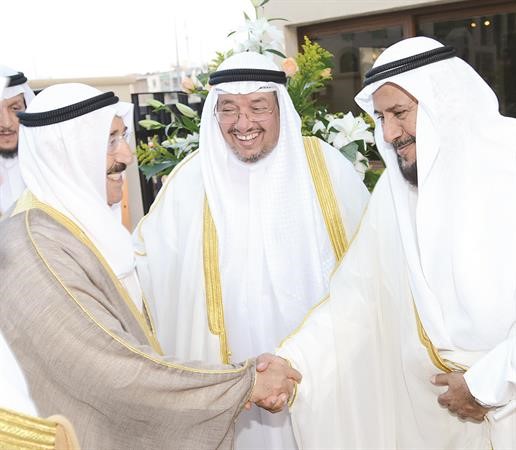 صاحب السمو الامير مصافحاابراهيم الصالح ويبدو د عادل الفلاح﻿