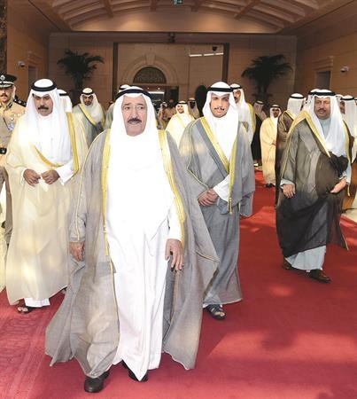 صاحب السمو الامير لدى مغادرته وفي وداعه سمو ولي العهد ومرزوق الغانم وسمو رئيس الوزراء﻿