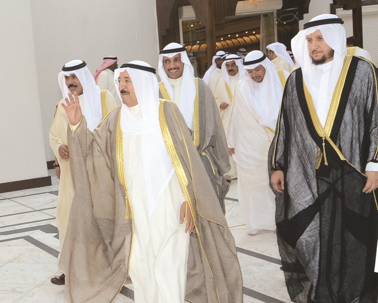 صاحب السمو الامير الشيخ صباح الاحمد وسمو ولي العهد الشيخ نواف الاحمد ورئيس مجلس الامة مرزوق الغانم والشيخ فيصل السعود وم شريدة المعوشرجي ودعادل الفلاح في المسجد الكبير صباح امس