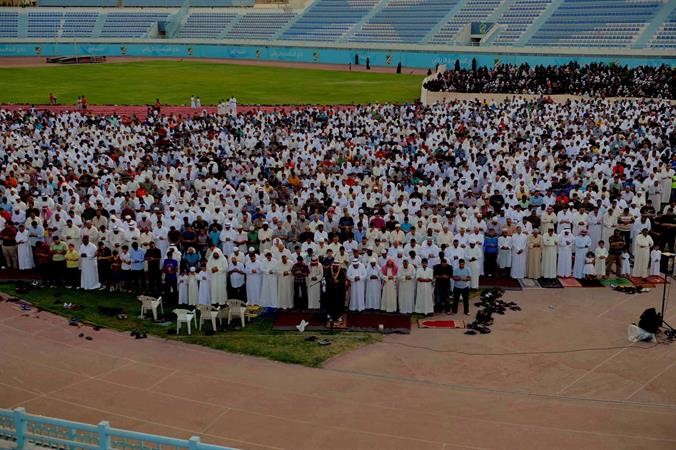 حشود من المصلين في احد مصليات السالمية