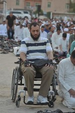 رغم ظروفه الصحية حرص على اداء صلاة العيد