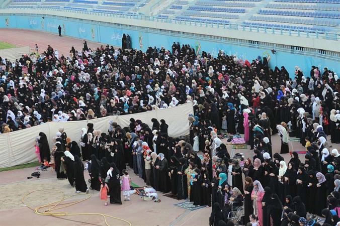جموع من النساء تؤدي صلاة العيد
