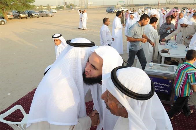 التهاني والفطور بعد انتهاء الصلاة