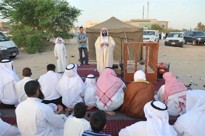 احد الائمة يلقي خطبة العيد