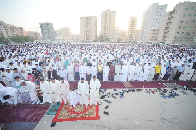 مصلون يصطفون لبدء صلاة العيد في احد مصليات الفروانية سعود سالمقاسم باشااسامة ابوعطيةهاني عبدالله