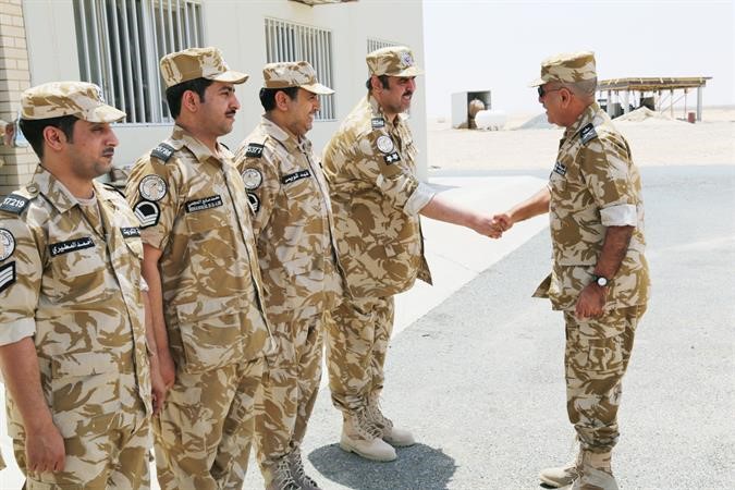 اللواء الشيخ محمد اليوسف مصافحا رجال امن الحدود﻿