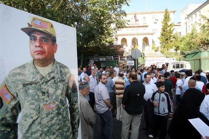 محتجون اتراك مؤيدون للرئيس المعزول محمد مرسي يتظاهرون امام السفارة المصرية بانقرة امس الاول افپ