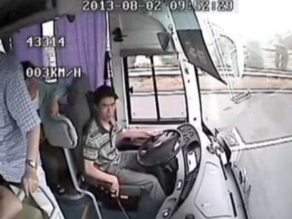 بالفيديو.. كاميرات المراقبة تسجل لحظات وقوع حادث مروع بالصين