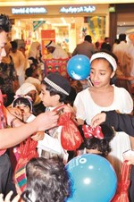 توزيع الهدايا على الحضور