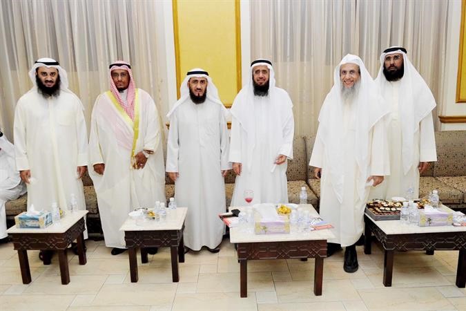 مطارق العيسى ودخالد السلطان وفريد عمادي مع عدد من المهنئين