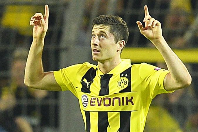 مهاجم بوروسيا دورتموند روبرت ليفاندوفسكي يحمل امال وتطلعات جماهير فريقه