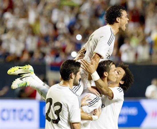 نجم ريال مدريد كريستيانو رونالدو يحتفل بطريقة جنونية امام تشلسي افپ