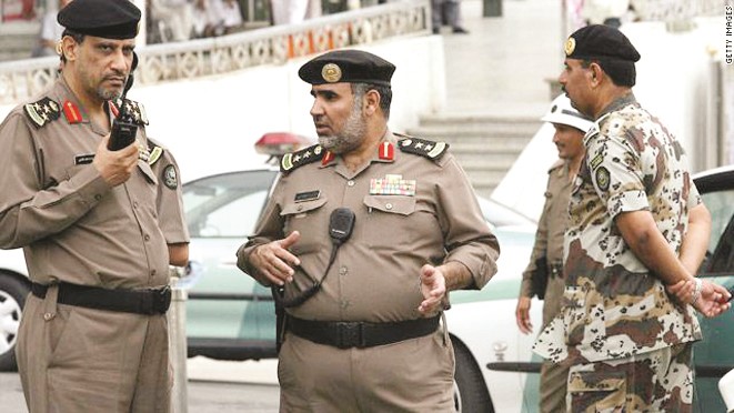 رجال امن سعوديون في احدى نقاط التفتيش