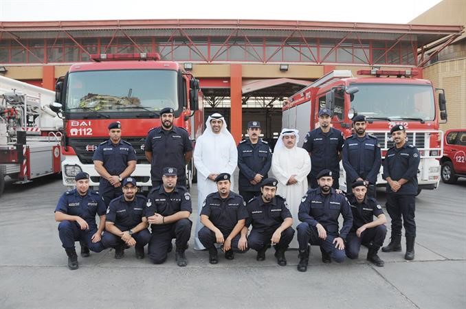 وزير الدولة لشؤون مجلس الوزراء ووزير الصحة متوسطا العميد المكراد وعددا من رجال الاطفاء﻿