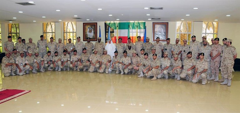 وزير الدفاع الشيخ خالد الجراح خلال زيارته احدى وحدات الجيش