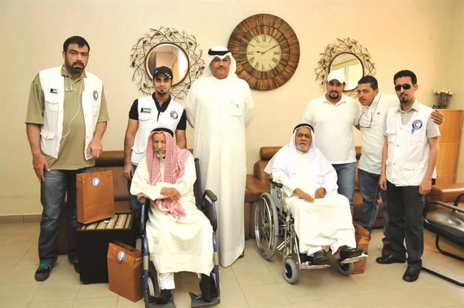 مجموعة من متطوعي الهلال الاحمر مع بعض كبار السن﻿