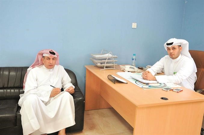 فريح الحبشي متحدثا للزميل فرج ناصر سعود سالم