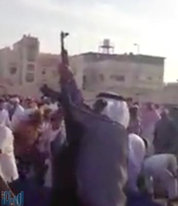 بالفيديو.. سعودي يطلق النار من سلاح رشاش في مصلى العيد 