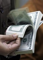 الدولار لا يزال سيد العملات اقبالا على الكاش والتحويل﻿