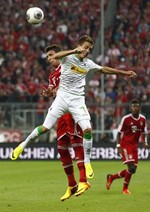 صراع على الكرة بين لاعب بايرن ميونيخ ماريو ماندزوكيتش ومدافع مونشنغلادباخ باتريك هرمان 