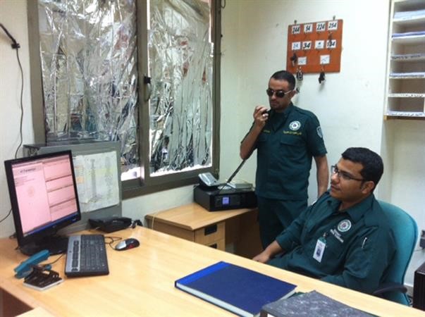 فنيو الطوارئ الطبية يتلقون البلاغات ويستعدون لارسال سيارة اسعاف لاحد المواقع