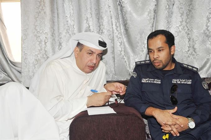 النقيب عبدالله العويهان متحدثا الى الزميل فرج ناصر سعود سالم