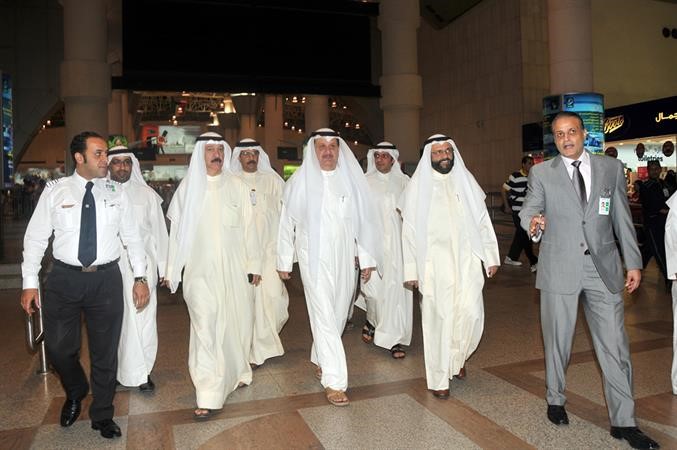 الوزير عيسى الكندري وم حميد القطان وم عادل العوضي وعصام الزامل خلال الجولة داخل المطار