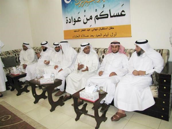 مجموعة من المهنئين بالعيد