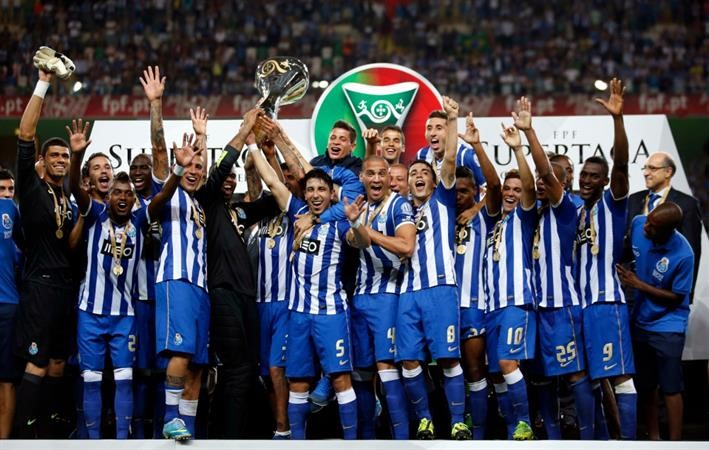 لاعبو بورتو مع كاس السوبر البرتغالية