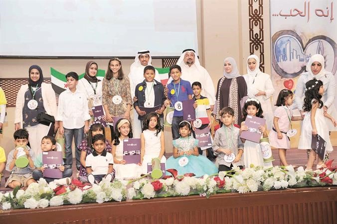 القائمون على المهرجان مع مجموعة من الاطفال المكرمين هاني عبدالله