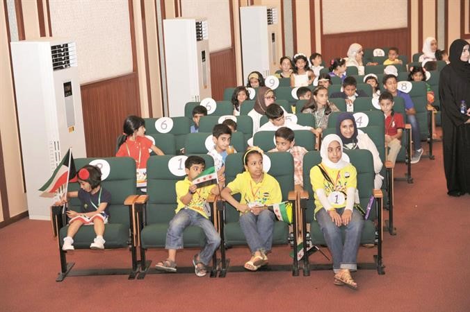 الاطفال يتابعون احدى الفقرات