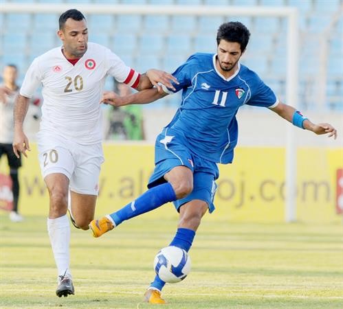 رضا عنتر مع فهد الانصاري في مواجهة سابقة بين الازرق ولبنان