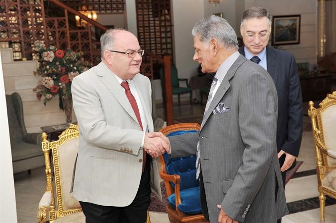 حلوي مستقبلا احد المهنئين﻿